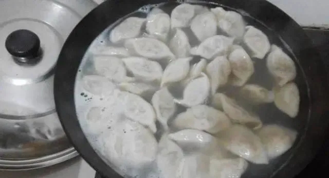 速冻饺子应该怎么煮，为什么煮速冻饺子要温水下锅？